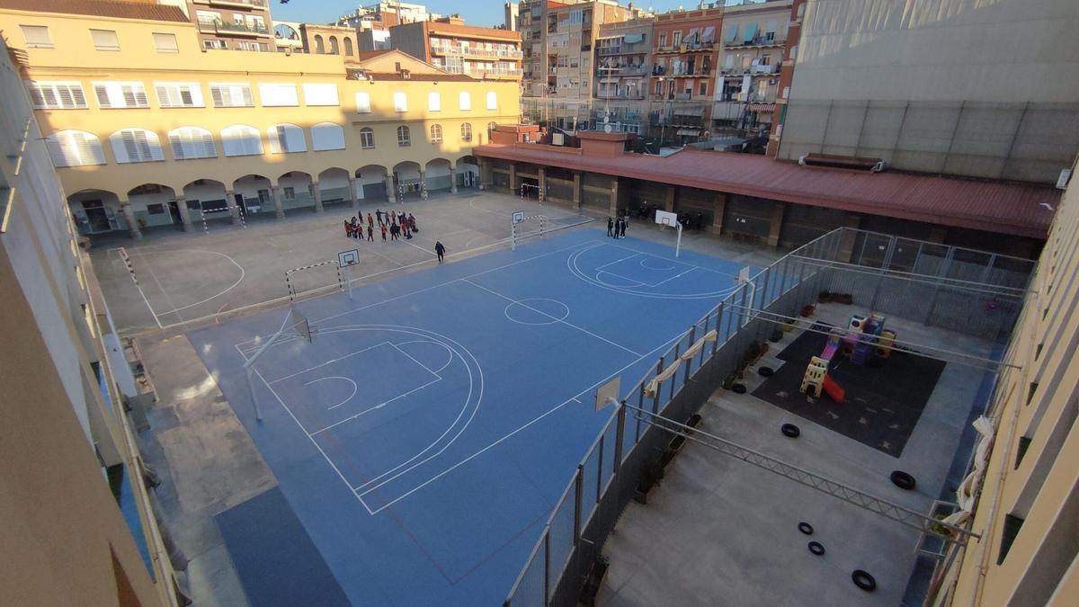 Una de las pistas deportivas de los Salesians Rocafort.