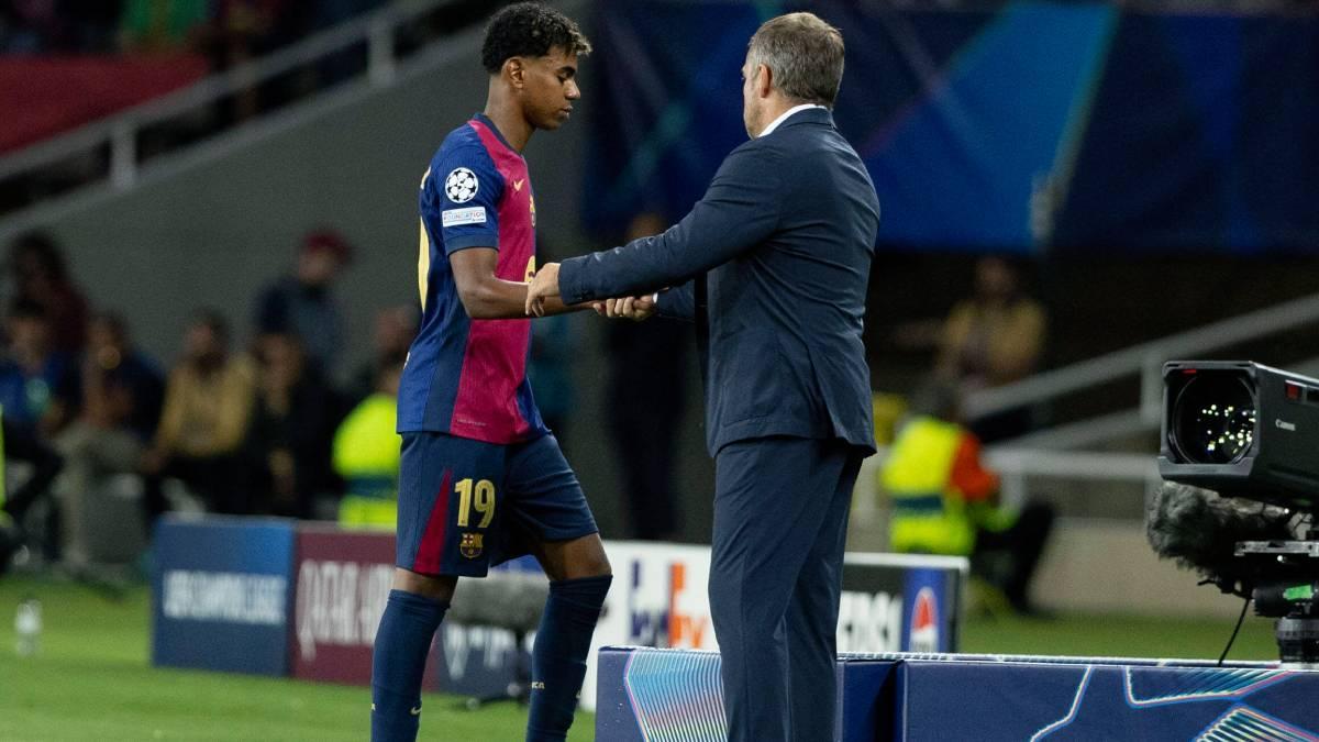 Lamine Yamal, junto a Flick en un partido reciente