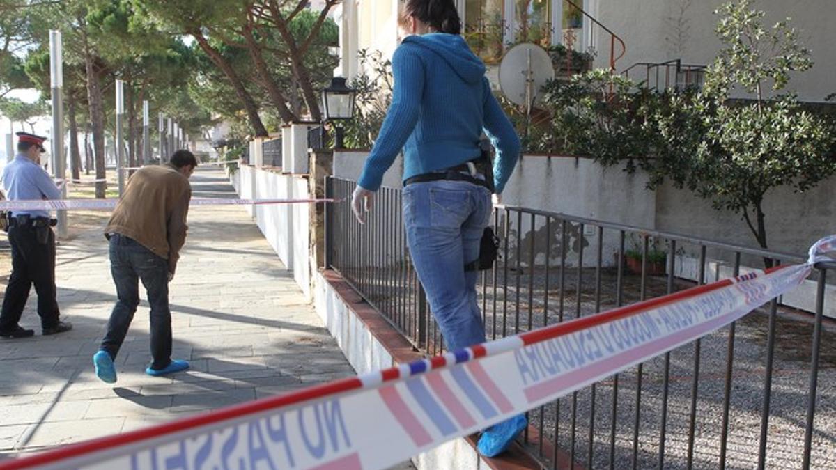 Agentes de los Mossos investigan en el exterior de la casa del empresario Jordi Comas, ayer, en Platja d'Aro.