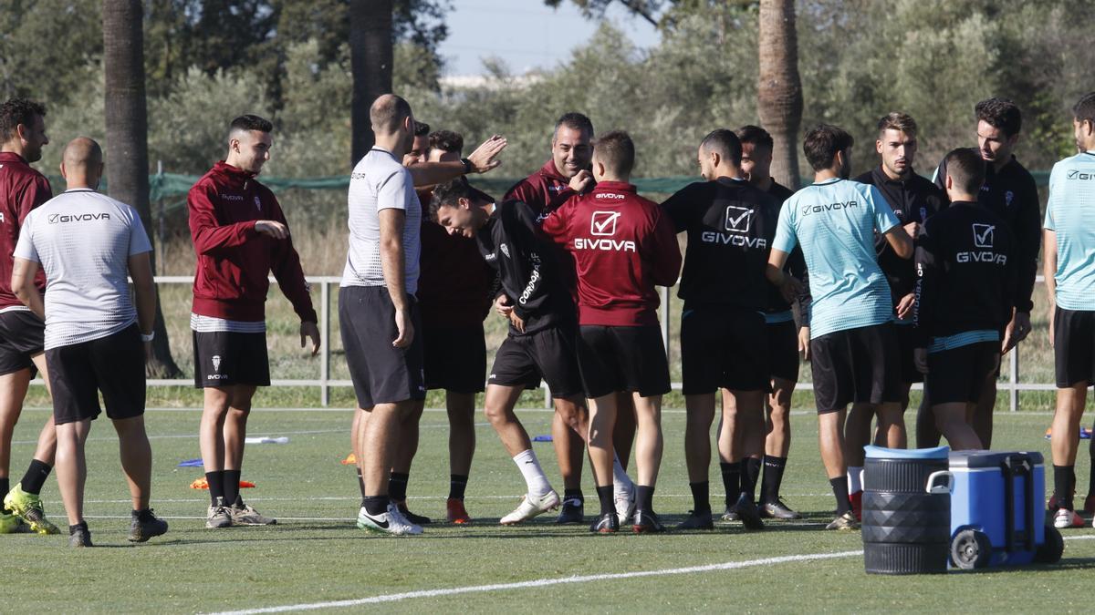 Los jugadores del Córdoba CF y su cuerpo técnico &#039;felicitan&#039; a Ale Marín por su cumpleaños en el entrenamiento de este martes, en la Ciudad Deportiva.