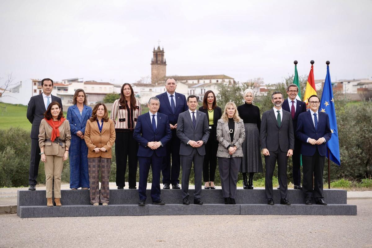 El Consejo de Gobierno de la Junta de Andalucía se reúne en Adamuz. Centro del Olivar de Sierra. Juanma Moreno y consejeros. Foto de familia y ambiente