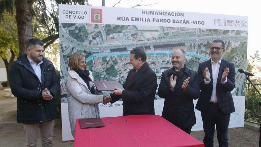 Carmela Silva y Abel Caballero, en la firma de cesión de la carretera provincial. // Alba Villar