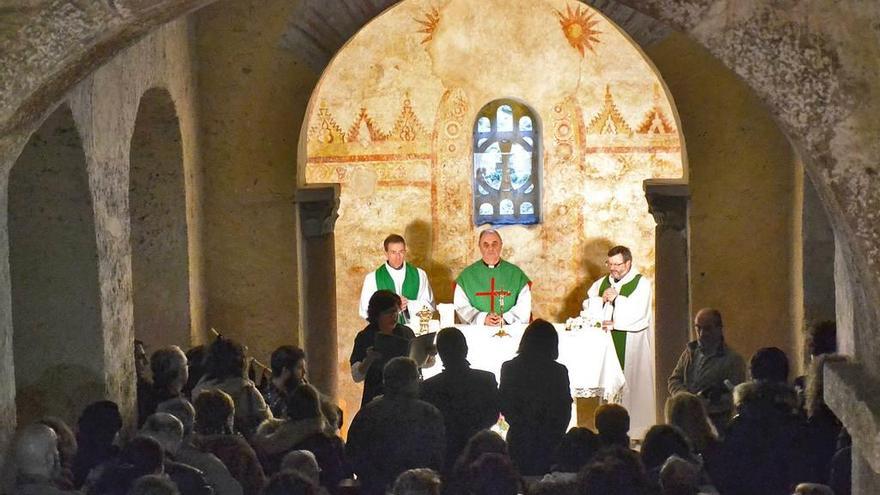 El vicario general, Jorge Juan Fernández Sangrador, en el centro, oficiando la misa, con las pinturas al fondo.