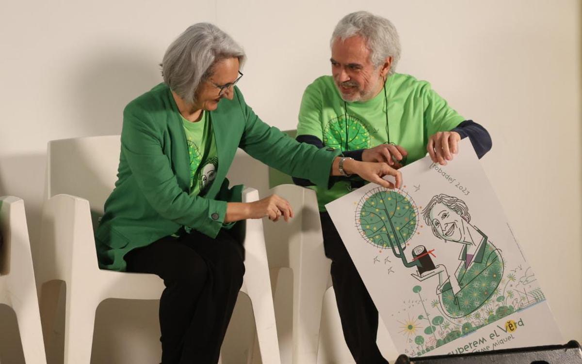 Carme Agulló i Paco Giménez, amb el cartell de 2023.