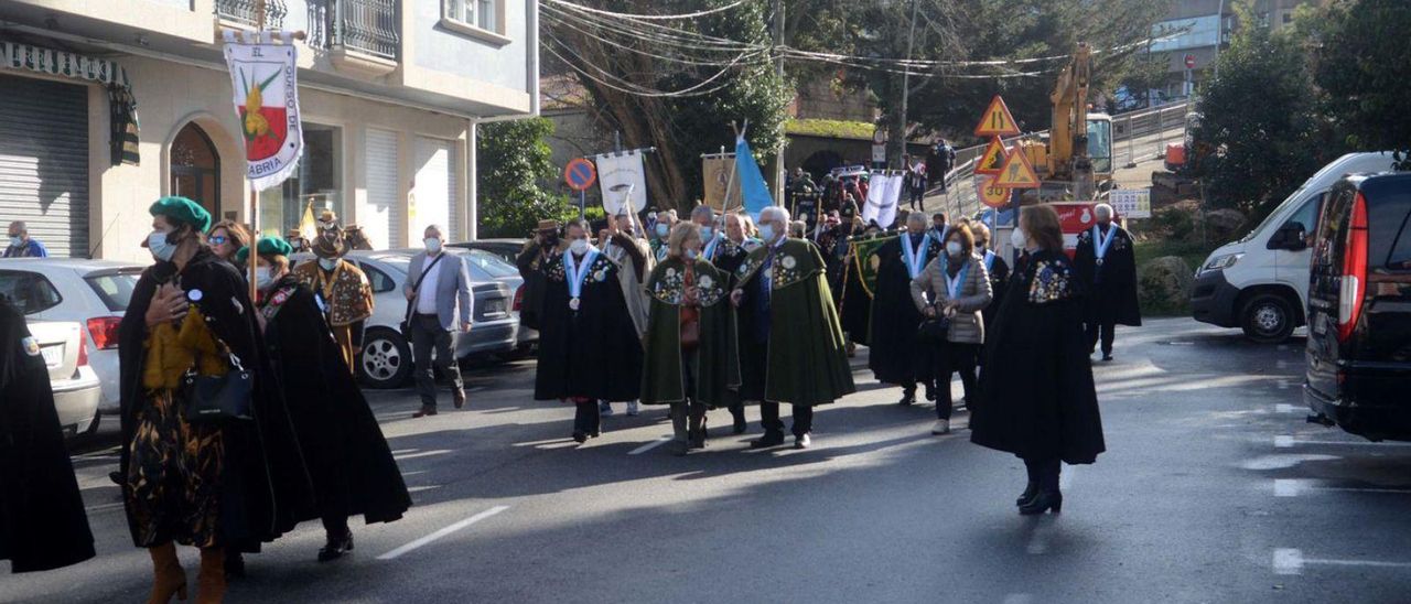 El desfile de los cofrades participantes en el Gran Capítulo de O Centolo Larpeiro.