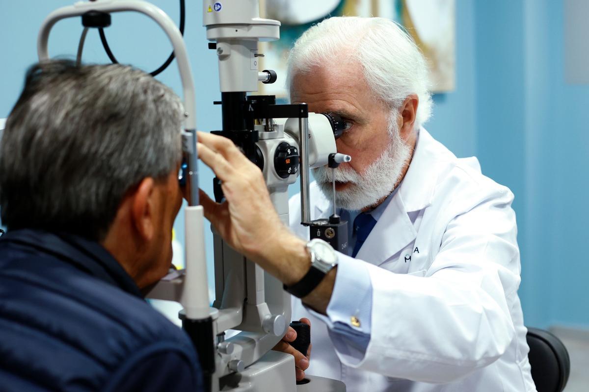 El doctor Gómez-Ulla, en consulta