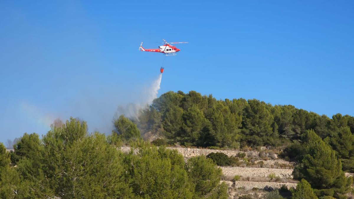 El helicóptero realiza una descarga