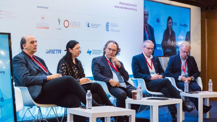 De iz. a der., participantes en el Congreso: David Sweanor, Konstantinos Farsalinos, Marewa Glover, Dimitri Richter, Martin Cullip y Heino Stover. | | E.D.