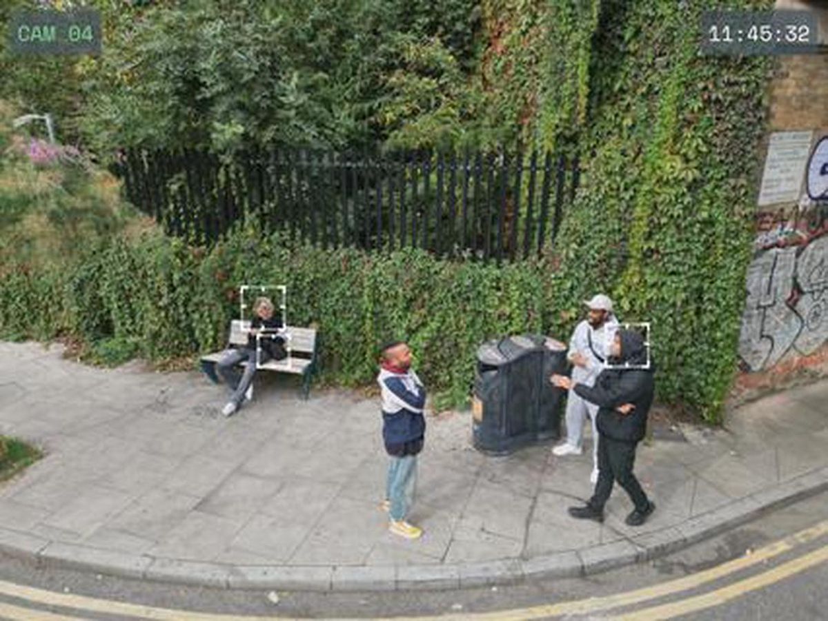 Cámara de vigilancia siguiendo rostros humanos en plena calle con inteligencia artificial