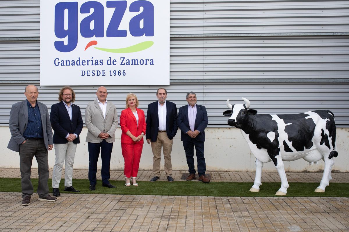 El consejero de Presidencia de la Junta, Jesús Julio Carnero junto a la delegada territorial, al gerente de Leche Gaza, Ignacio Quintanilla y consejeros de la empresa.