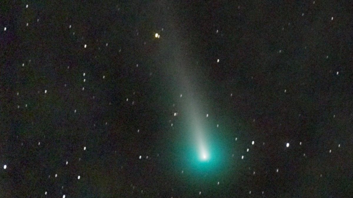 El cometa Leonard, visto a través de un telescopio.