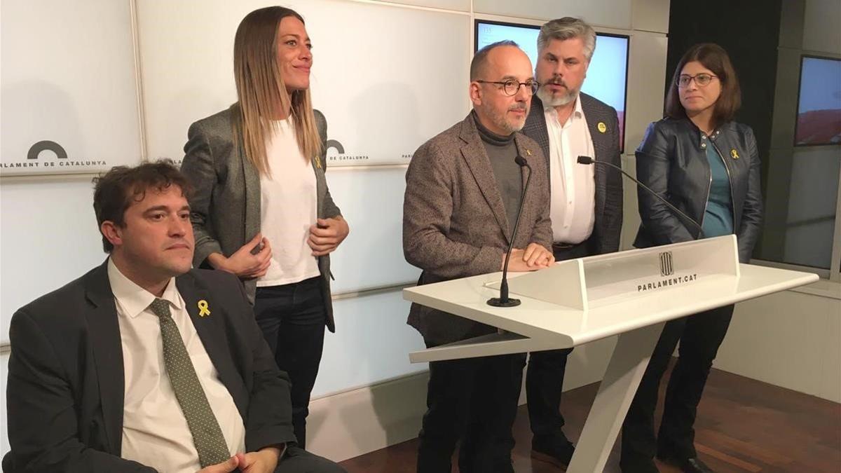 Diputados de JxCat y del PDECat, durante la rueda de prensa para comunicar la enmienda a la totalidad a los Presupuestos del Estado.