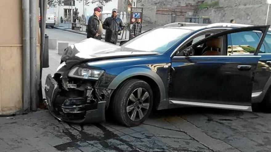 Un cotxe s&#039;estampa contra una façana a la plaça  dels Infants de Manresa