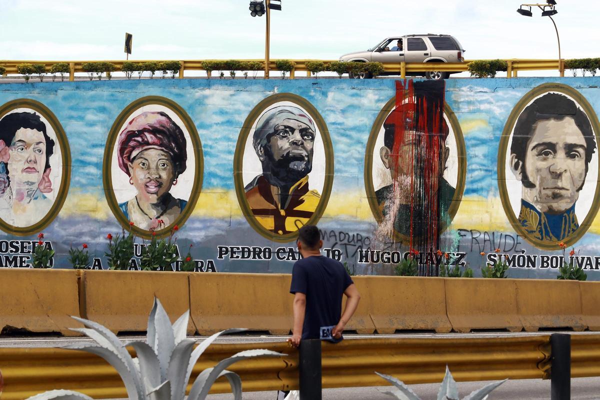 Graffiti en el que Hugo Chavez aparece pintado de rojo