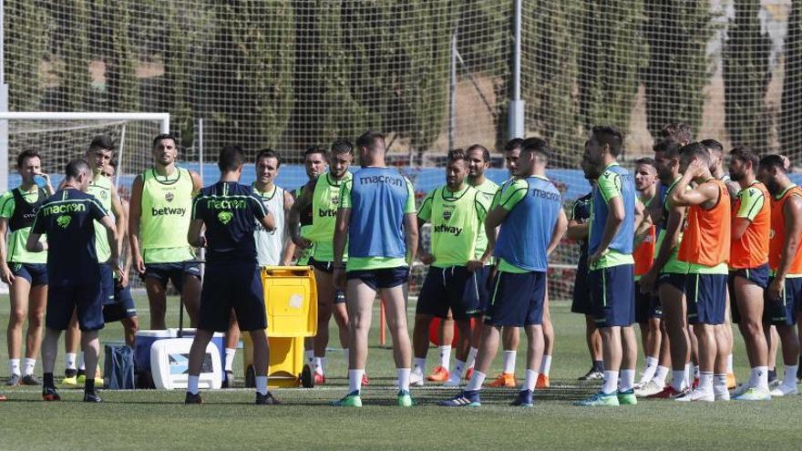 El Levante UD arranca el curso 2018-19 a la espera de caras nuevas