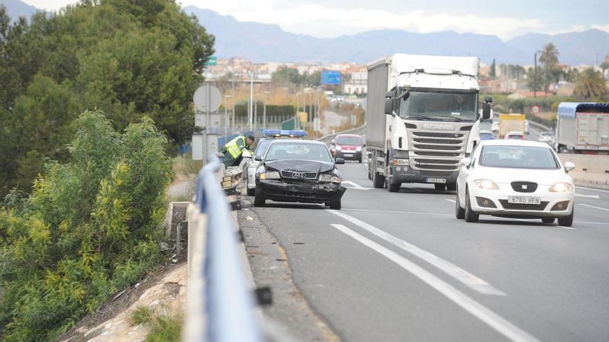 La Guardia Civil interviene en el accidente.