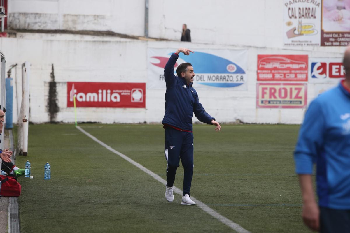 David Páez da instrucciones a sus hombres durante el duelo ante el Arzúa.