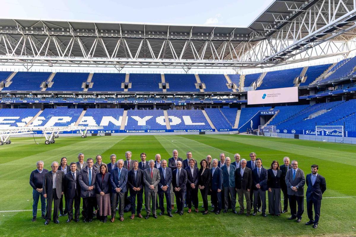 Foto de familia de los asistentes a la reunión de este miércoles en el RCDE Stadium.
