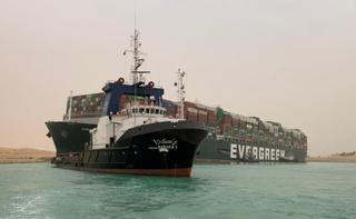 Un gran buque bloquea el Canal de Suez y causa un enorme atasco marítimo