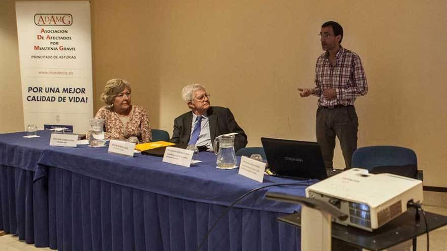 El neurólogo Germán Morís, de pie, durante la conferencia de ayer en el Auditorio. En la mesa, Isabel Álvarez y Arturo Muñoz.