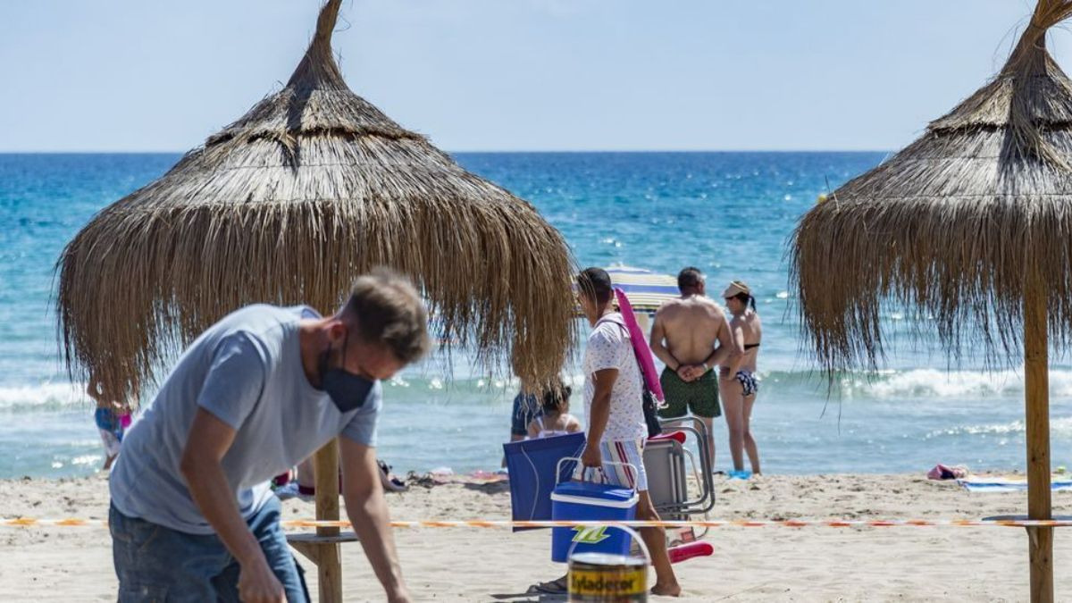 Un hombre trabaja en un chiringuito de La Manga.