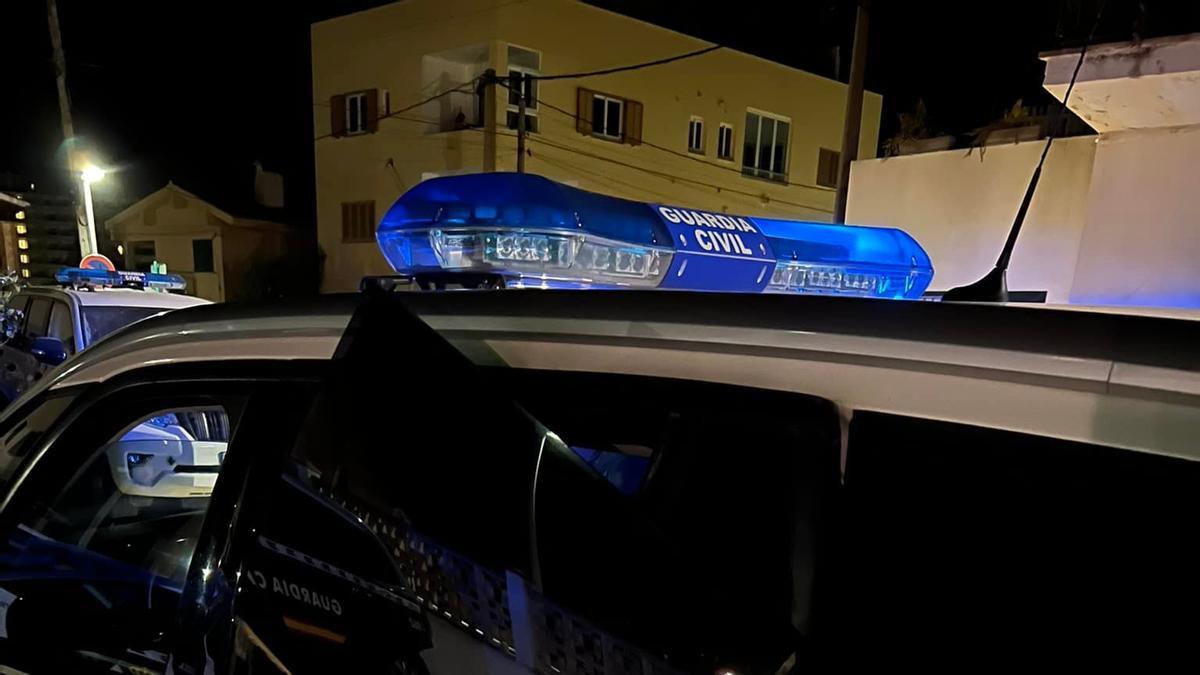 Desperfectos causados por el detenido en el coche patrulla de la Guardia Civil.