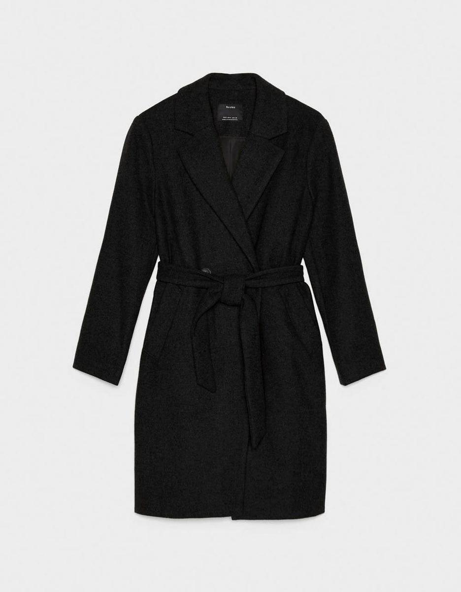 Abrigo negro de Bershka (precio: 49,99 euros)