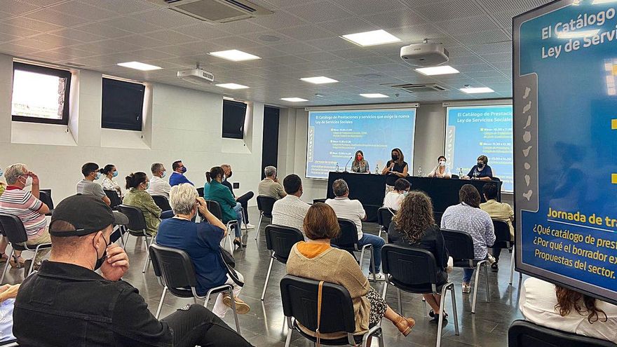 Experts and NGOs believe that the catalog of social services “brings us back to 1984”