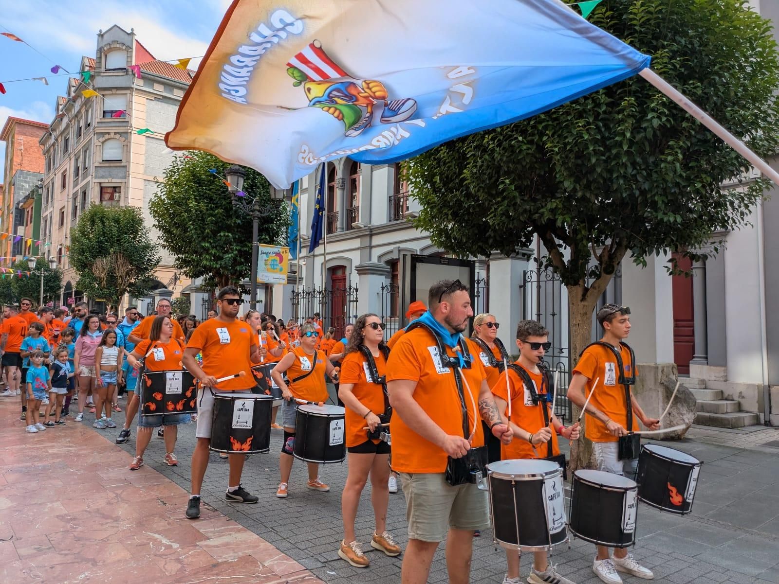 Jira y reparto del bollo en las fiestas de Santiago en Sama de Langreo