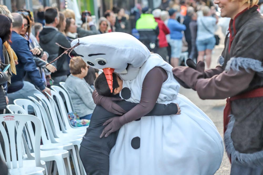 El Desfile Infantil recorrió la calle Ramón Gallud, en el centro de Torrevieja, en uno de los actos más populares de las fiestas patronales en honor a la Purísima