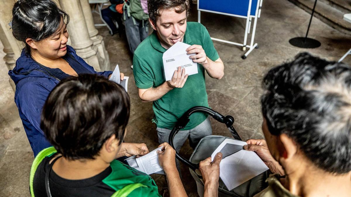 Votaciones en el colegio electoral de la Universitat de Barcelona