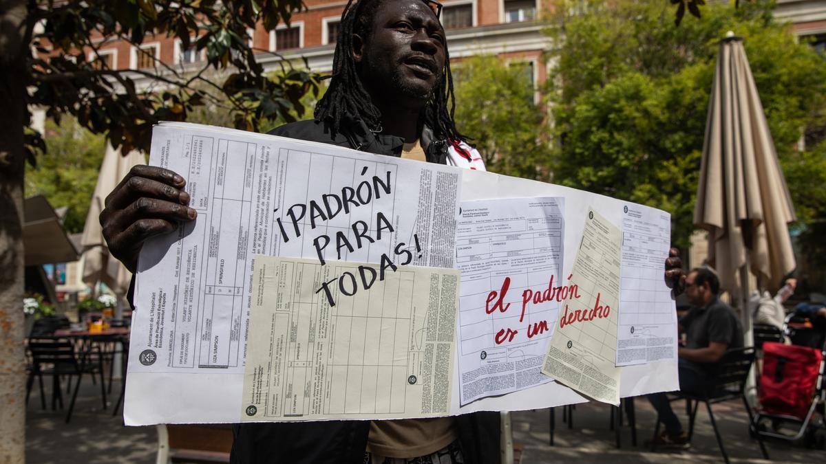 Un manifestante protesta en una manifestación en favor del empadronamiento sin domicilio fijo en L'Hospitalet de Llobregat. 