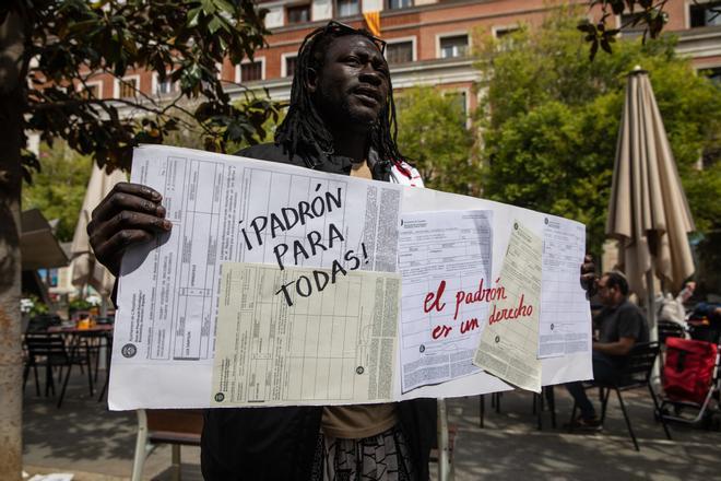 Un manifestante protesta en una manifestación en favor del empadronamiento sin domicilio fijo en L’Hospitalet de Llobregat. 