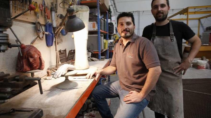 Rudy Lobosco y Santiago Longo, ayer, en el taller de Auriga.