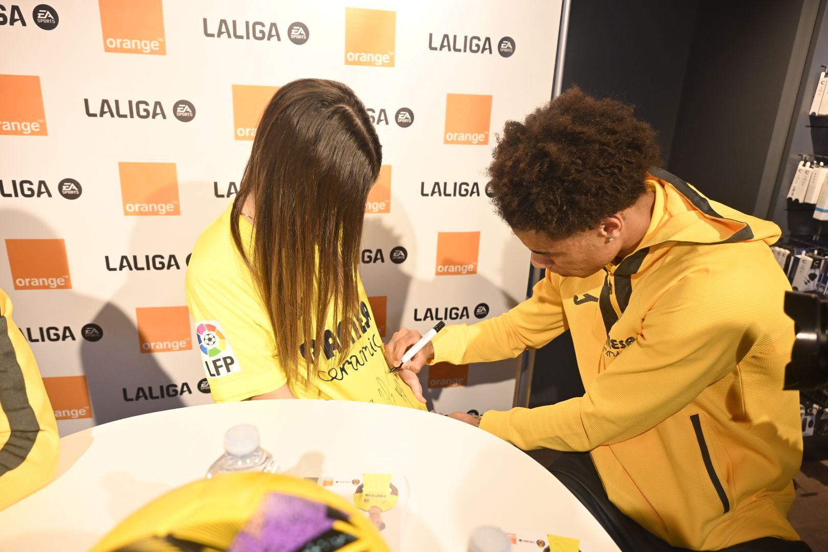 Pape Gueye y Tajon Buchanan delitan a los aficionados del Villarreal