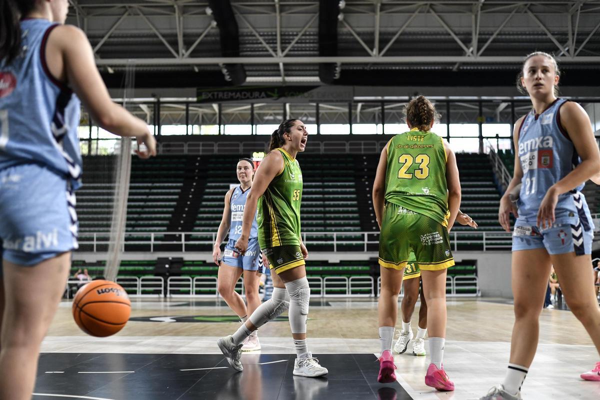 Victoria Gauna y Nerea Liste festejan una acción positiva.