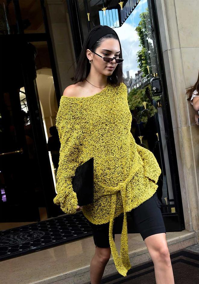 Kendall Jenner recupera la cinta para el pelo en París
