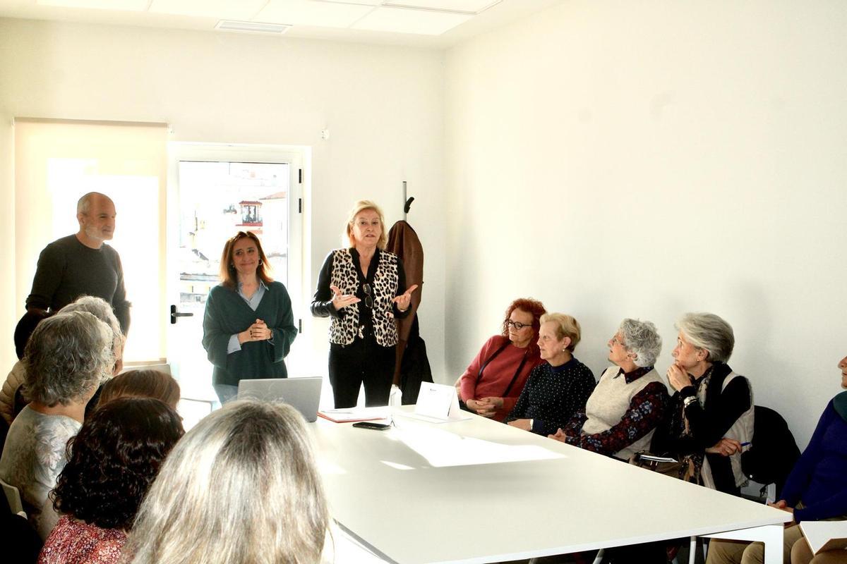 Un momento de la reuniónd e la concejala de Gente Mayor con los voluntarios.