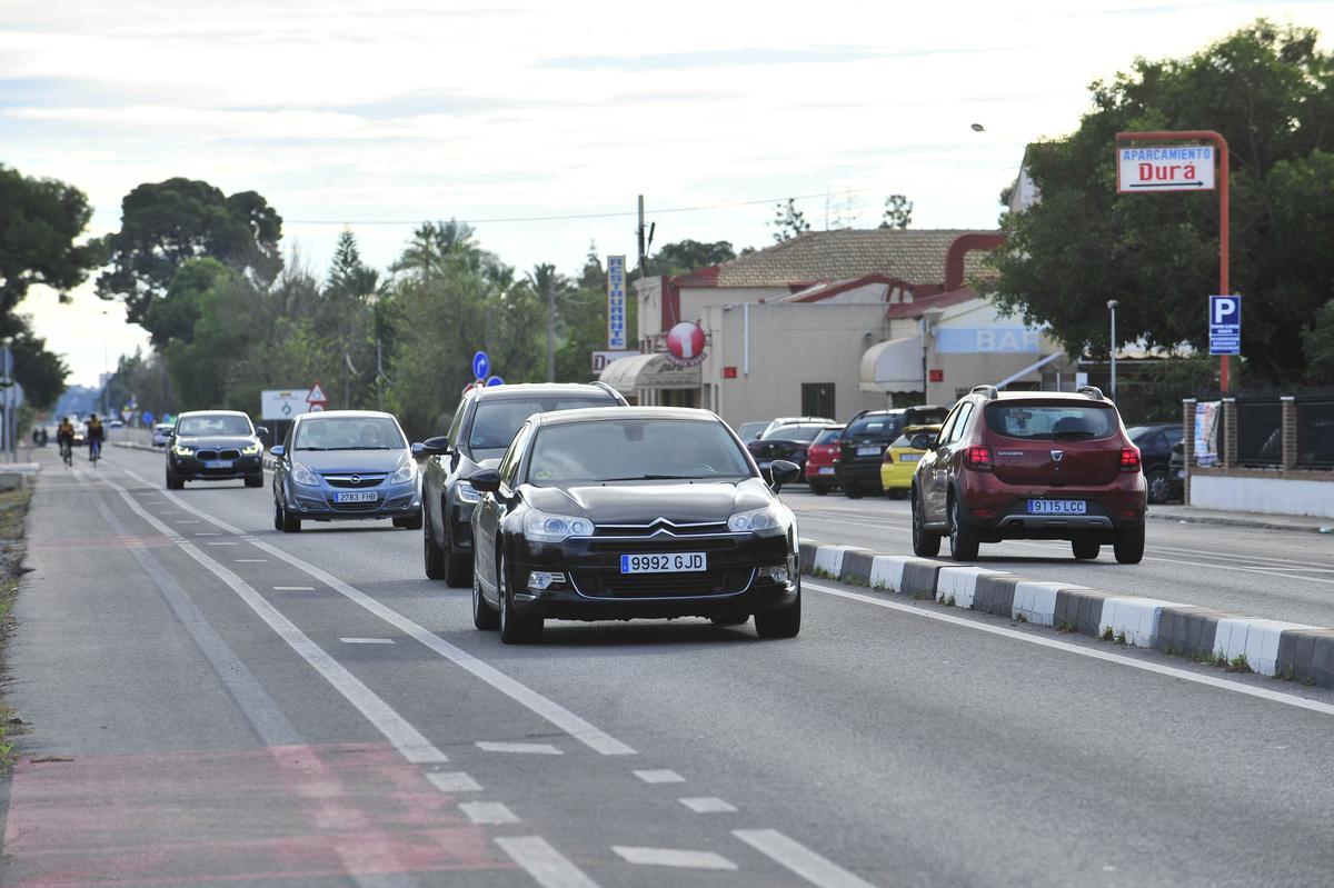 Tráfico en la CV-865 entre Elche y Santa Pola, otra de las carreteras analizadas en el informe.