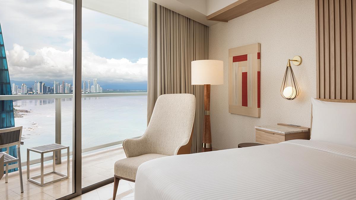 Una de las 320 habitaciones del renovado JW Marriott Panama, uno de los hoteles más altos y emblemáticos de Centroamérica, con espectaculares vistas sobre la ciudad y la bahía.