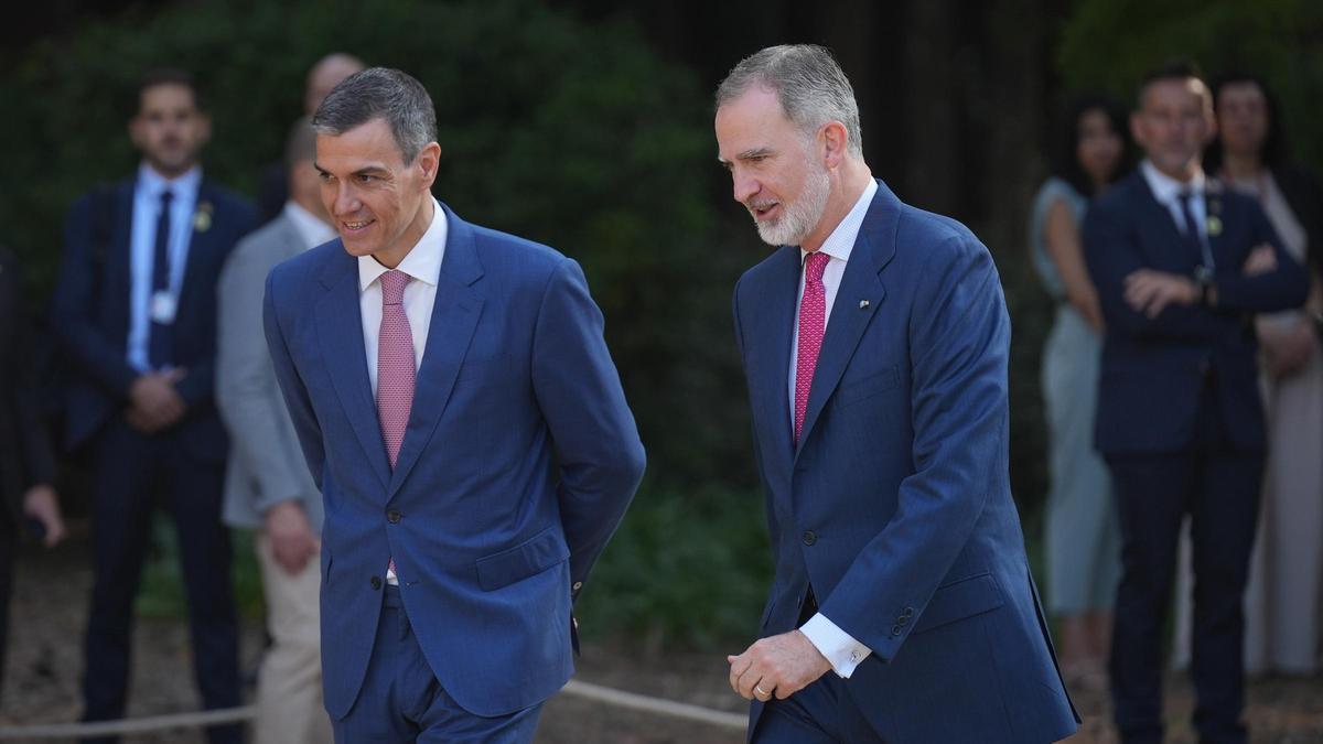 El presidente del Gobierno, Pedro Sánchez (i) y el Rey Felipe VI (d), llegan a la XXVIII Conferencia de Presidentes, en Palau de Pedralbes de Barcelona, a 6 de junio de 2025, en Barcelona, Catalunya (España).