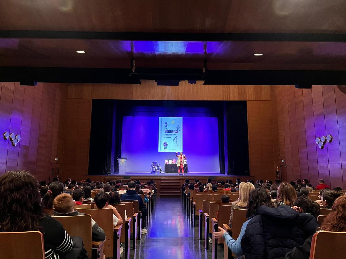 Una cuentacuentos amenizó la presentación del libro en el Auditori.