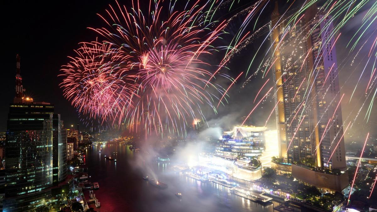 Fuegos artificiales para recibir el 2022 en Bangkok, Tailandia