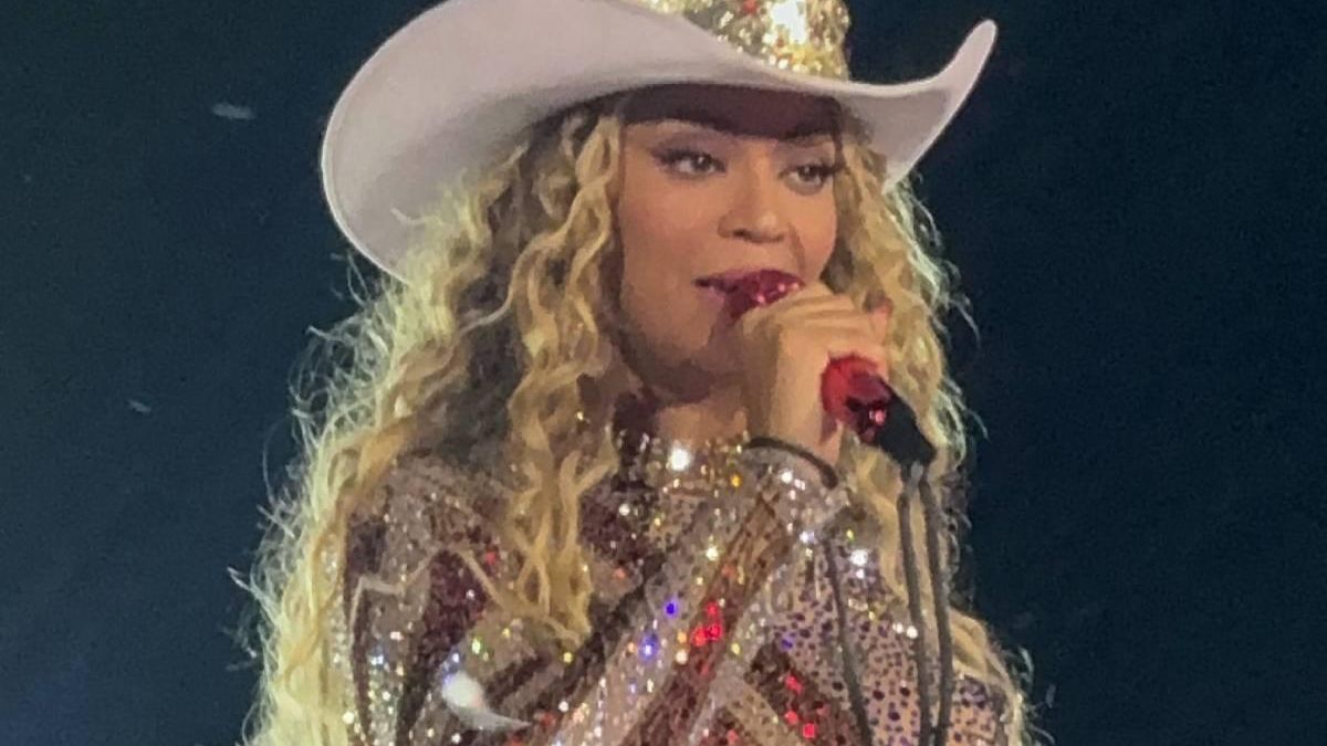 La peligrosísima caída del coche en el que se encontraba subida Beyoncé durante su concierto