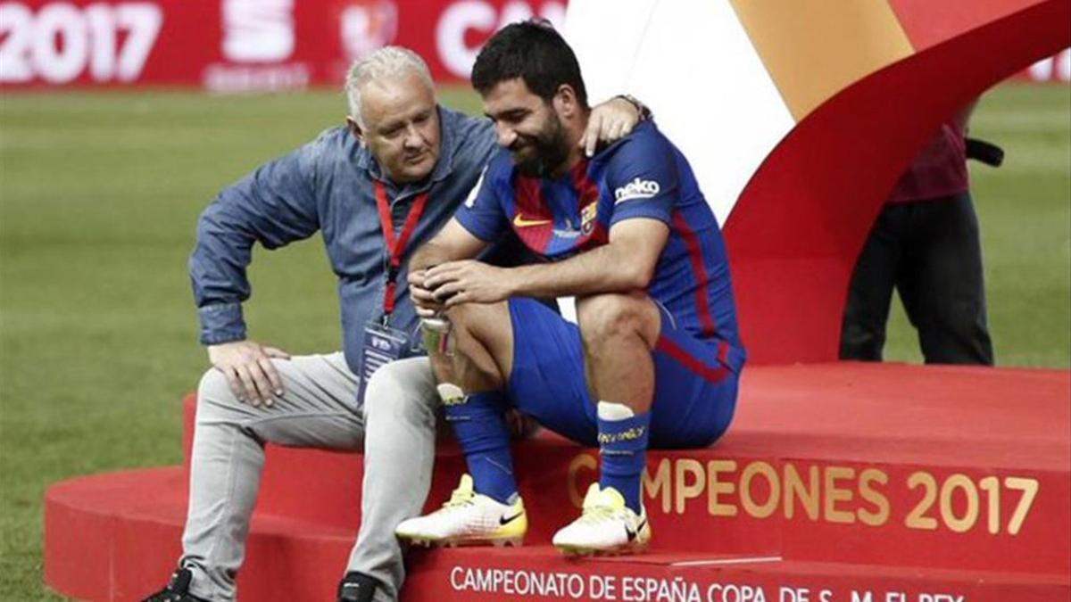 Arda Turan, con Carles Naval tras la final