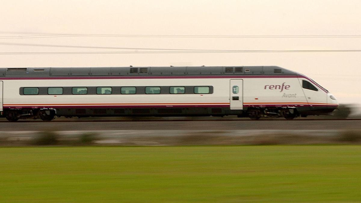 Un tren Avant de Renfe en movimiento.