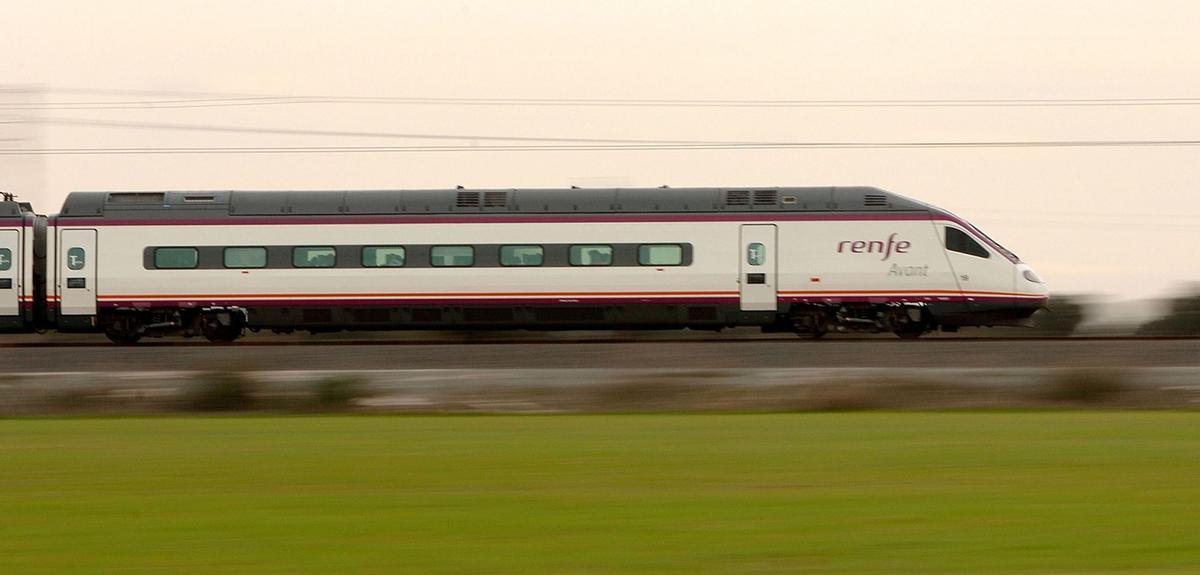 Un tren Avant de Renfe, en movimiento.