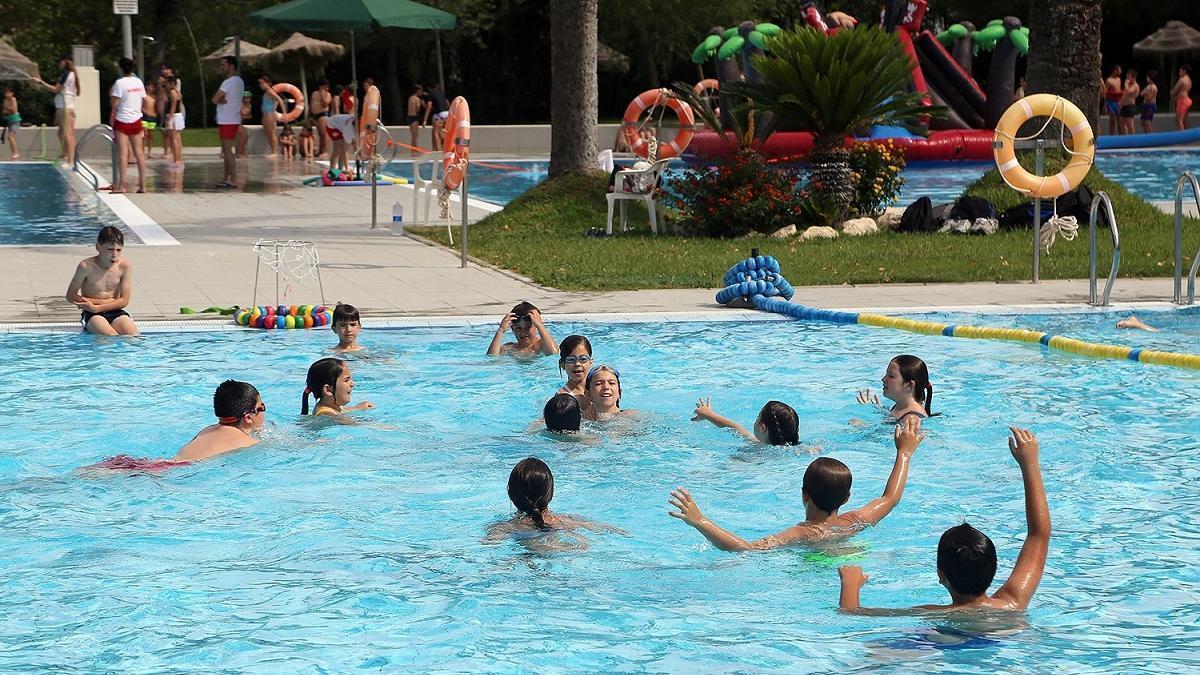 Actividad de los campamentos de verano en la piscina municipal de Montilla, en una imagen de archivo.