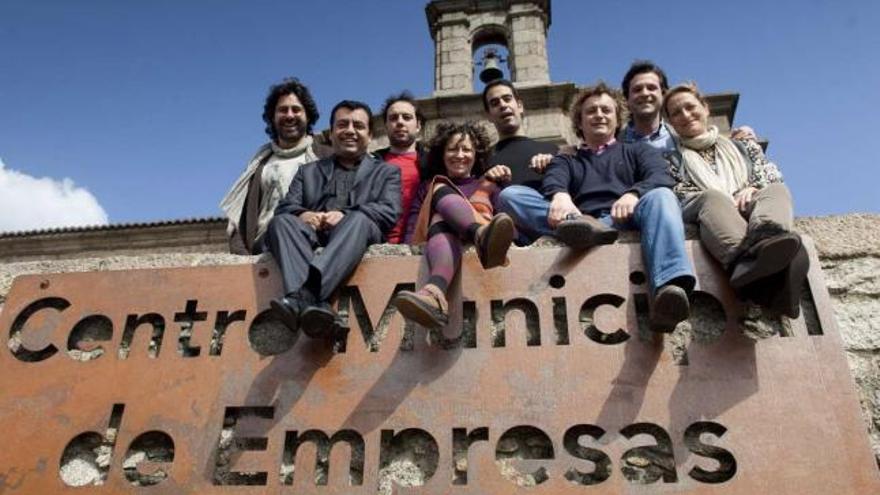 Los emprendedores del Centro Municipal de Empresas, ayer, sentados en el muro del Iglesario de A Grela. / fran martínez