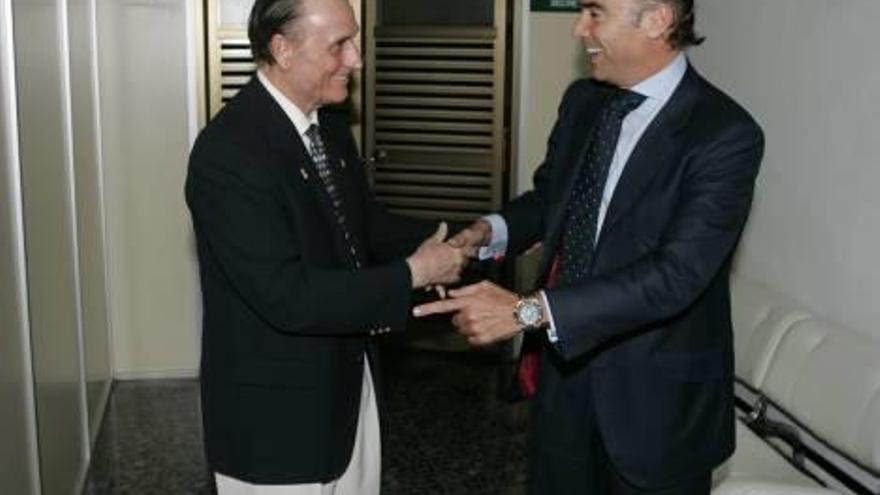 Luis Oliver, junto al expresidente del Betis Manuel Ruiz de Lopera, a quien le compró las acciones.